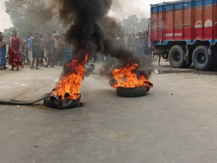 बाइक से सड़क पार कर रहे एक युवक को रौंग साइड से जा रहे बालू लदे ट्रक ने कुचला