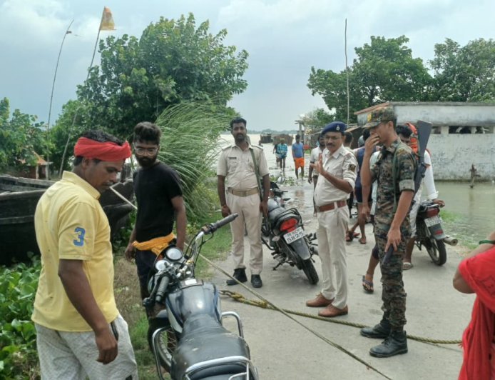 बड़हरा प्रखंड में खतरे के निशान से ऊपर पहुंची गंगा,बाढ़ का खतरा बढ़ा, ग्रामीणों में दहशत।